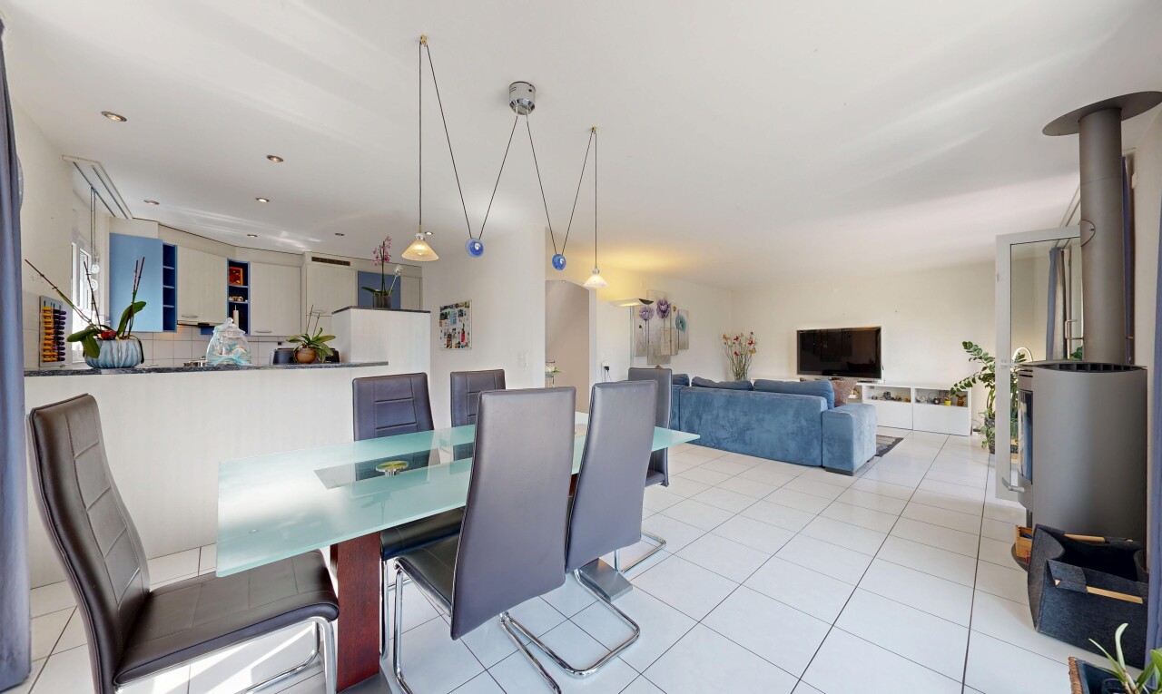 wohn- / esszimmer mit fernseher, einbauleuchten, tile floor, fliesenboden, und pendelleuchte
