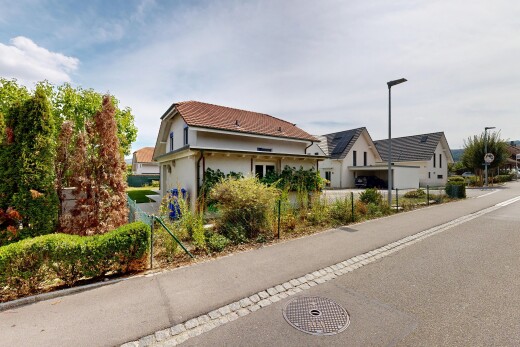 außenansicht mit straßenlaternen, ziegeldach, und day time