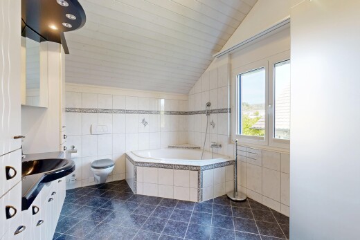 salle de bains avec tile wall, mur en carrelage, salle de bain complète, vaulted ceiling, et plafond voûté