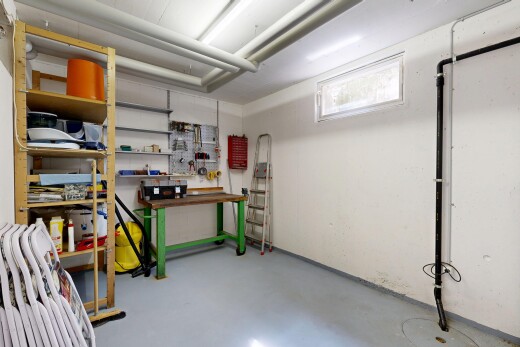 garde-manger avec lumière naturelle et atelier