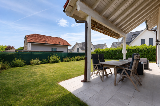 terrasse avec coin repas extérieur, pelouse, clôture, day time, et from property