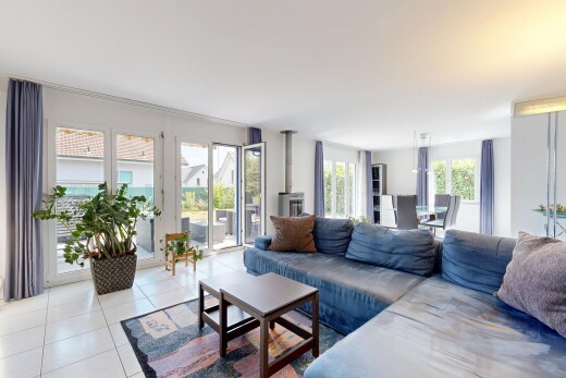 wohnzimmer mit holzofen, fliesenboden, tile floor, gipskartonwand, und drywall