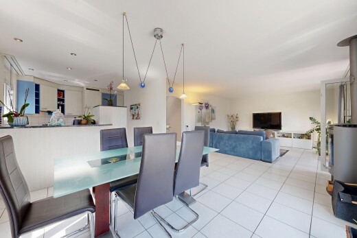 salon / salle à manger avec télévision, éclairage encastré, tile floor, sol en carrelage, et éclairage suspendu