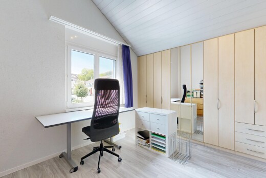 bureau avec plafond voûté, vaulted ceiling, sol en finition bois, wood finish floor, et light floor