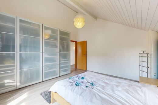 chambre avec high end ceiling, high ceiling, plafond haut, vaulted ceiling, et plafond voûté