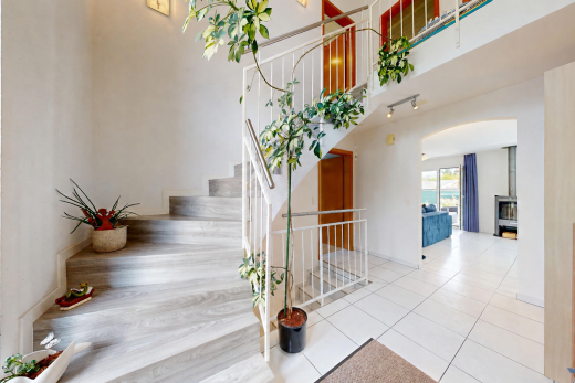 escaliers avec éclairage sur rail, high ceiling, plafond haut, drywall, et cloison sèche