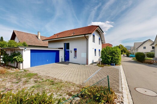 façade avec toit en tuiles, bardage en stuc, day time, et property visible