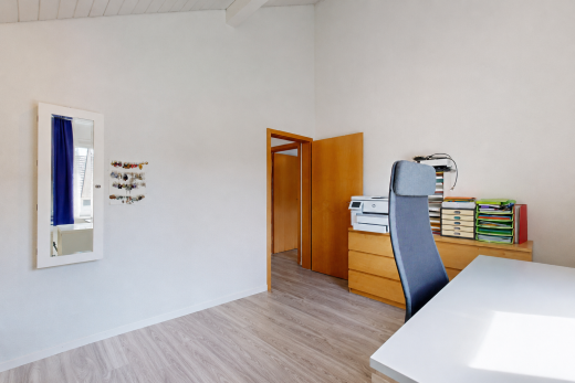 büro mit vaulted ceiling, dachschräge, drywall, gipskartonwand, und high ceiling