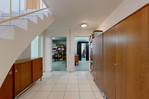 couloir avec light floor, tile floor, sol en carrelage, drywall, et cloison sèche