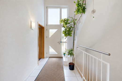 halle / korridor mit high ceiling, hohe decke, tile floor, fliesenboden, und inside property