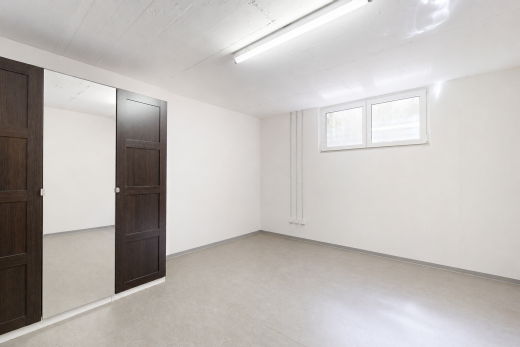 pièce vide avec low ceiling, plafond bas, drywall, cloison sèche, et light floor