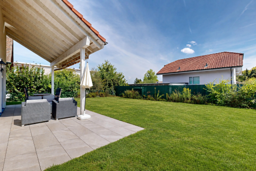 terrasse mit rasen, from property, day time, wohnraum im freien, und terrasse