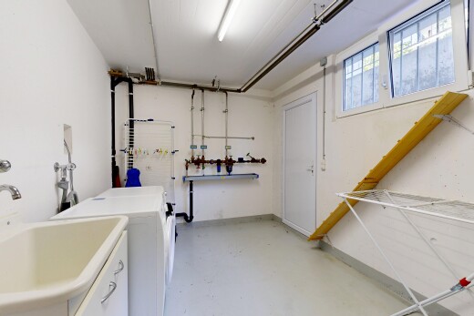 wäschekammer mit waschbecken, concrete floor, betonboden, inside property, und tumbler