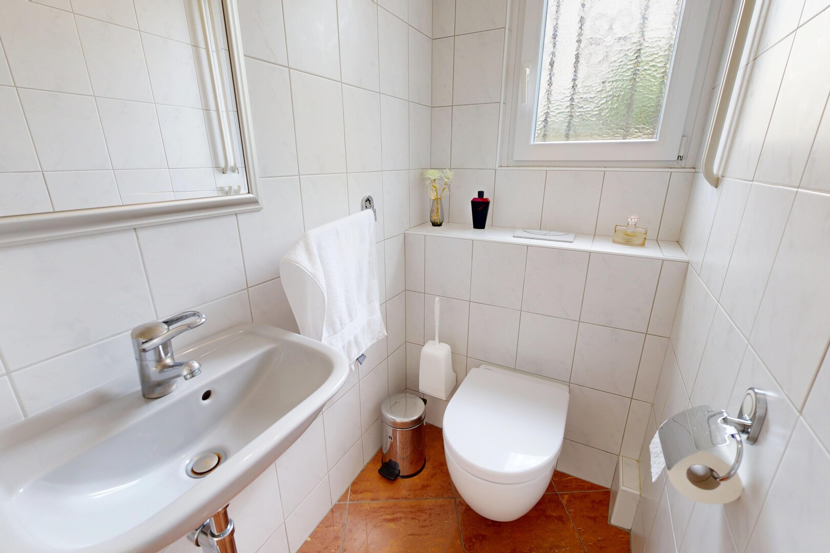 salle de bains avec tile wall, mur en carrelage, évier, inside property, et miroir