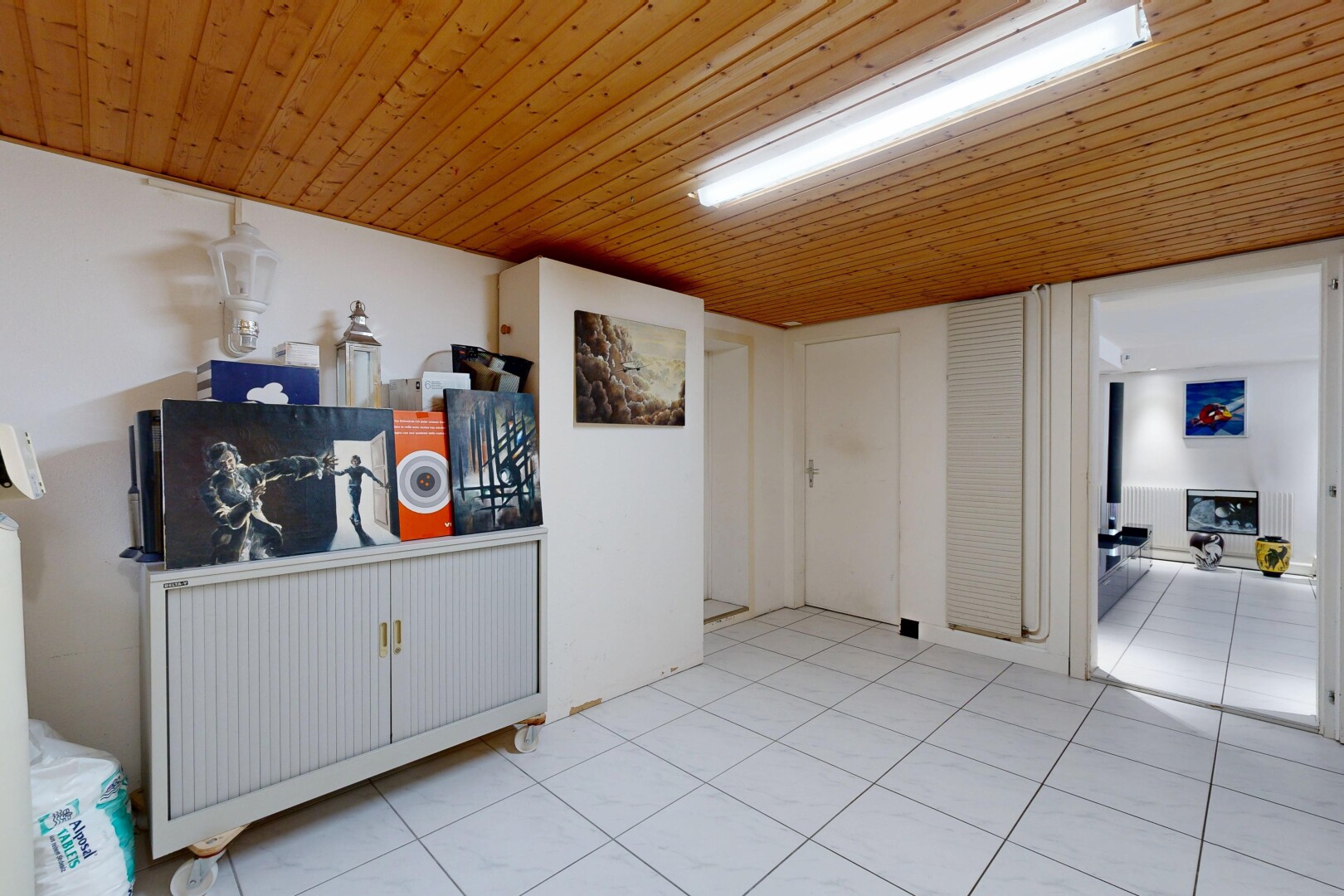 salon avec inside property, low ceiling, plafond bas, sous-sol, et wood ceiling