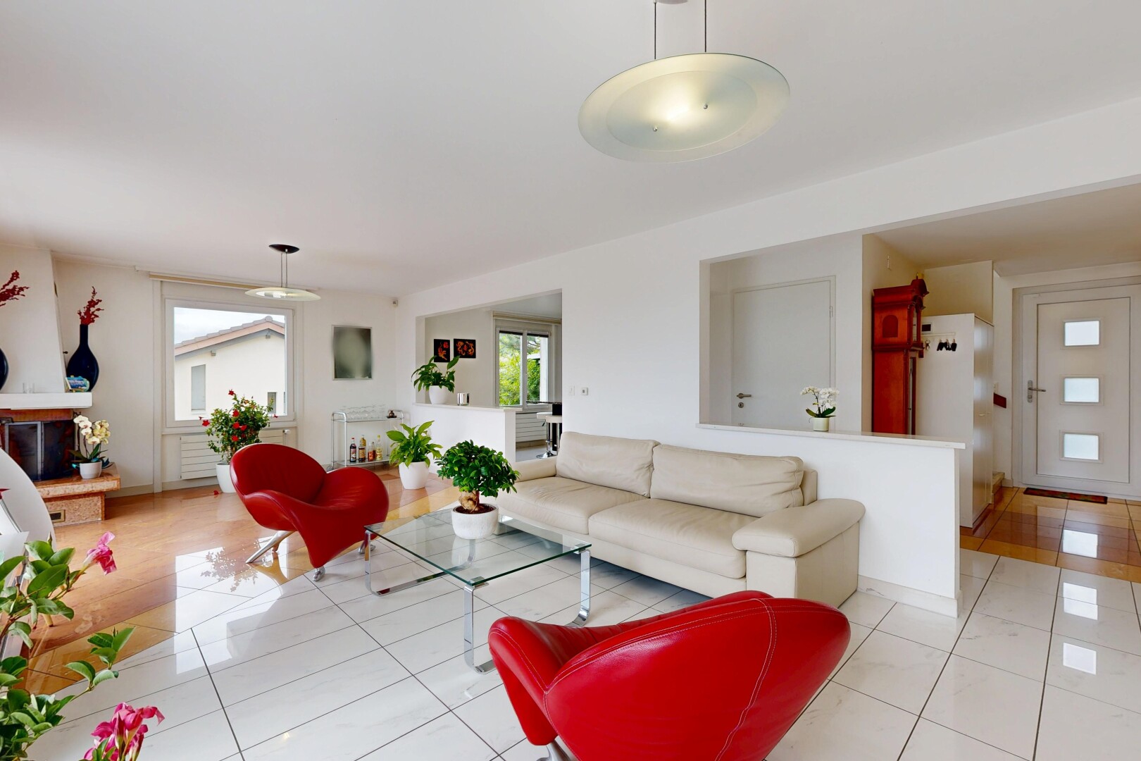 salon avec inside property, natural light, lumière naturelle, drywall, et cloison sèche