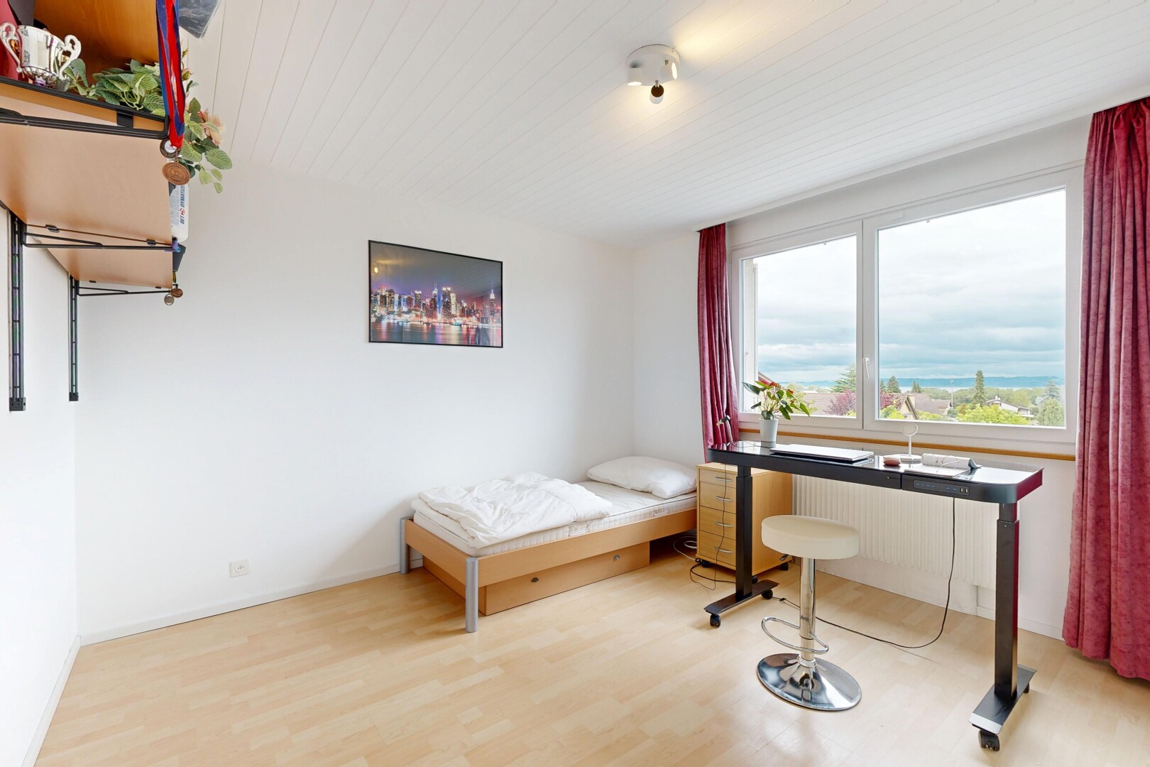 chambre avec sol en finition bois, wood finish floor, lumière naturelle, natural light, et inside property