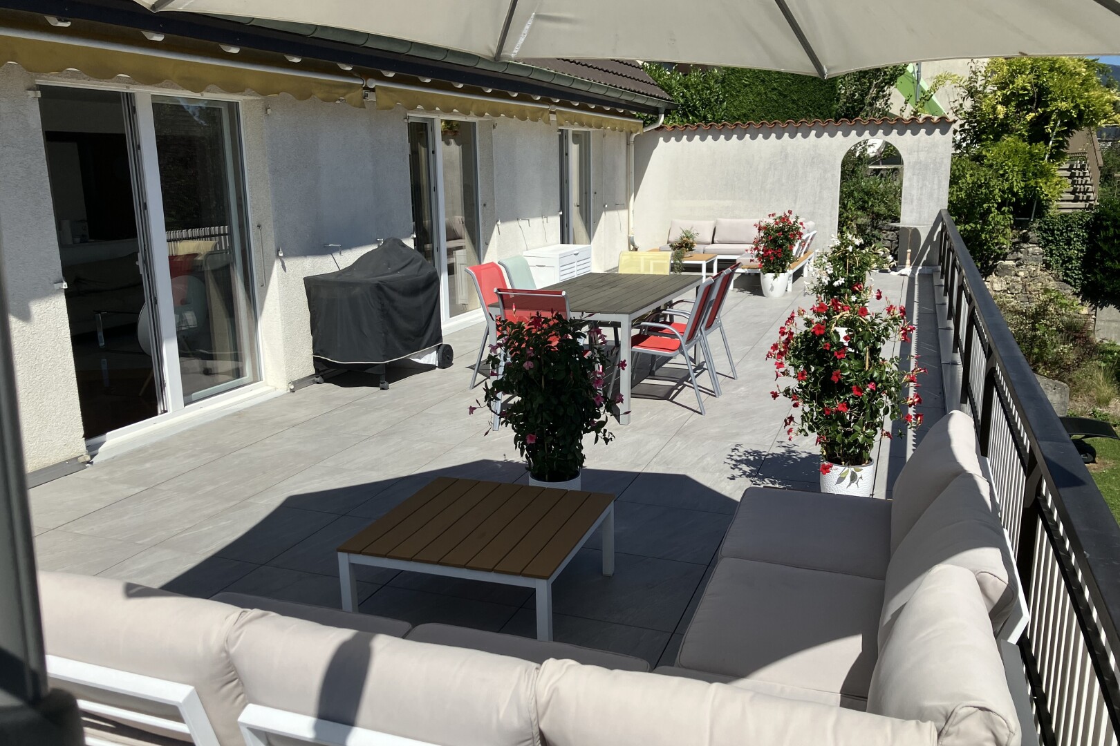 terrasse avec espace de vie extérieur, from property, gril, coin repas extérieur, et terrasse