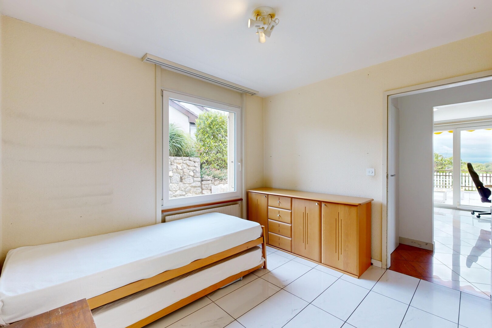 chambre avec cloison sèche, drywall, light floor, inside property, et lumière naturelle