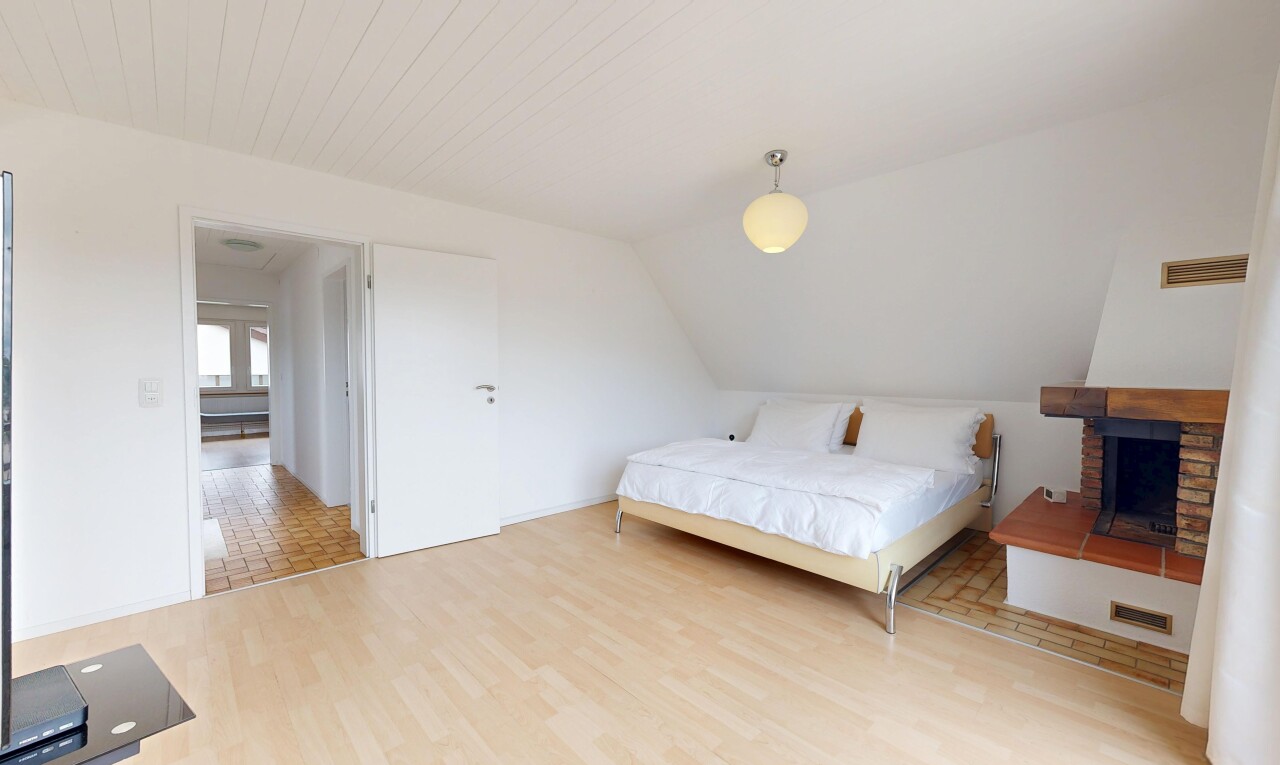 chambre avec inside property, wood finish floor, sol en finition bois, drywall, et cloison sèche