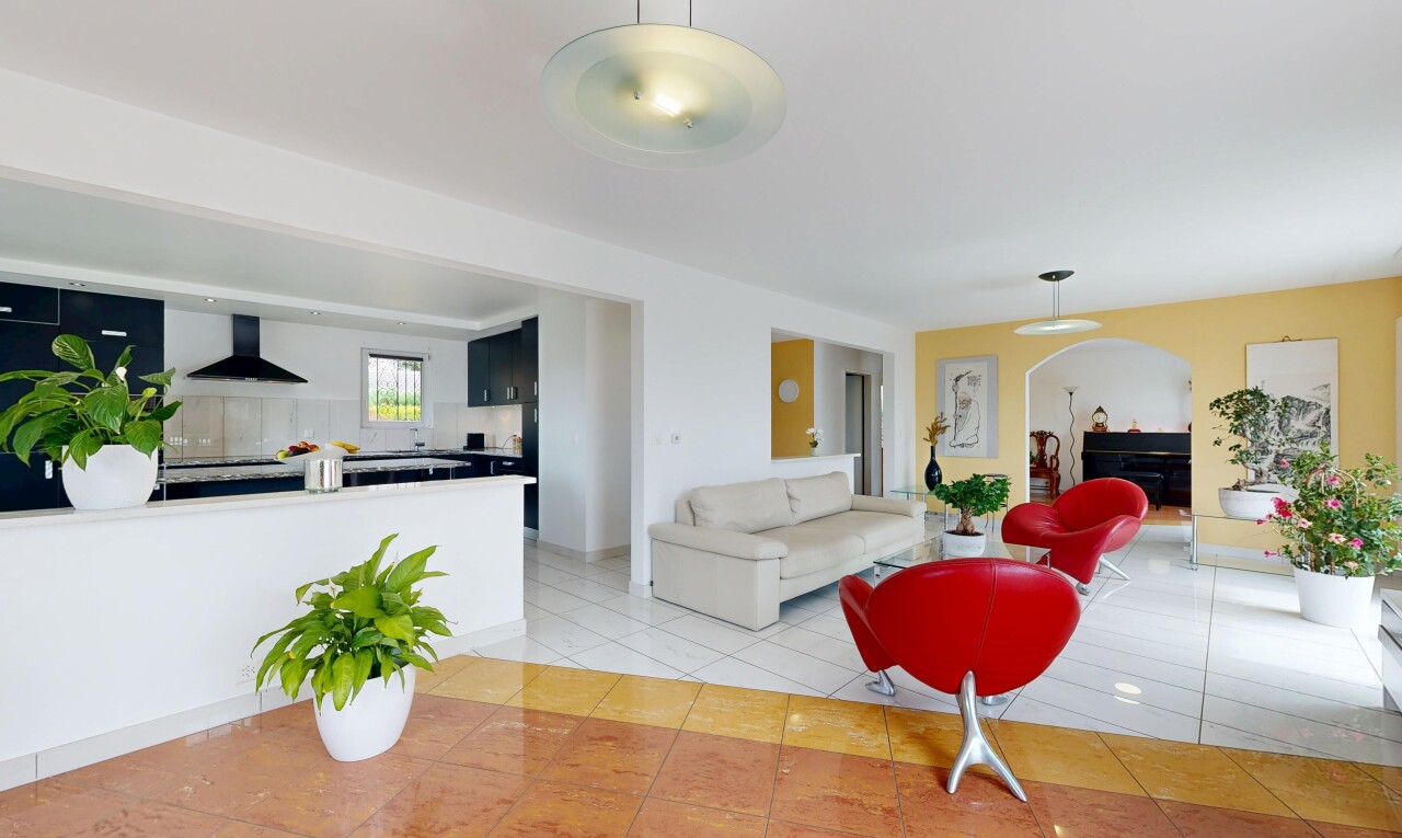 salon avec inside property, cloison sèche, drywall, passages en arc, et sol en carrelage