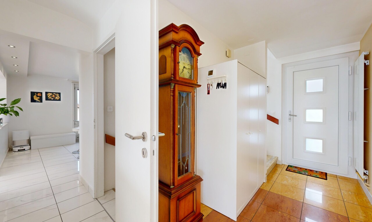 couloir avec sol en carrelage, tile floor, cloison sèche, drywall, et inside property