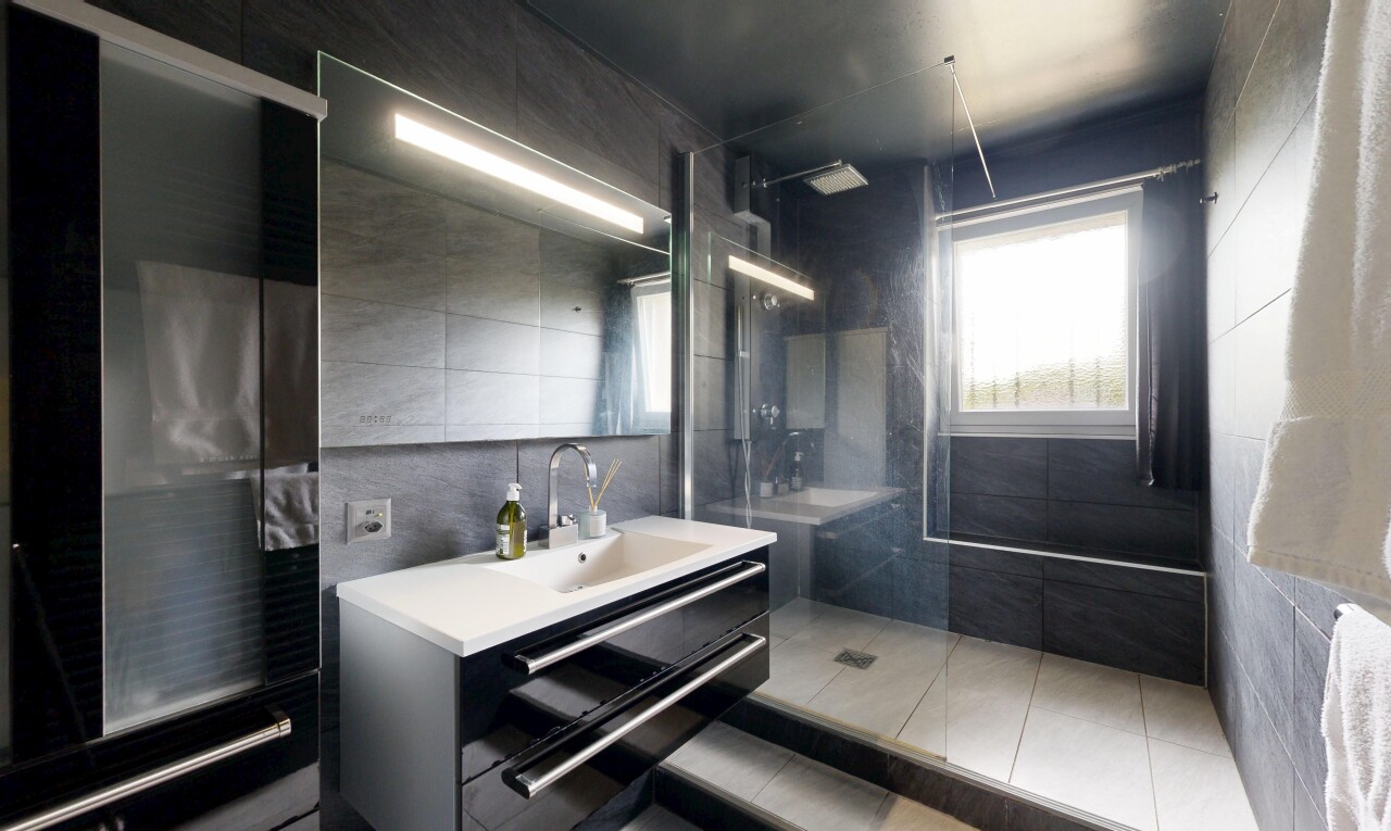 salle de bains avec lavabo (ou coiffeuse selon le contexte), tile wall, mur en carrelage, light floor, et salle de bain complète