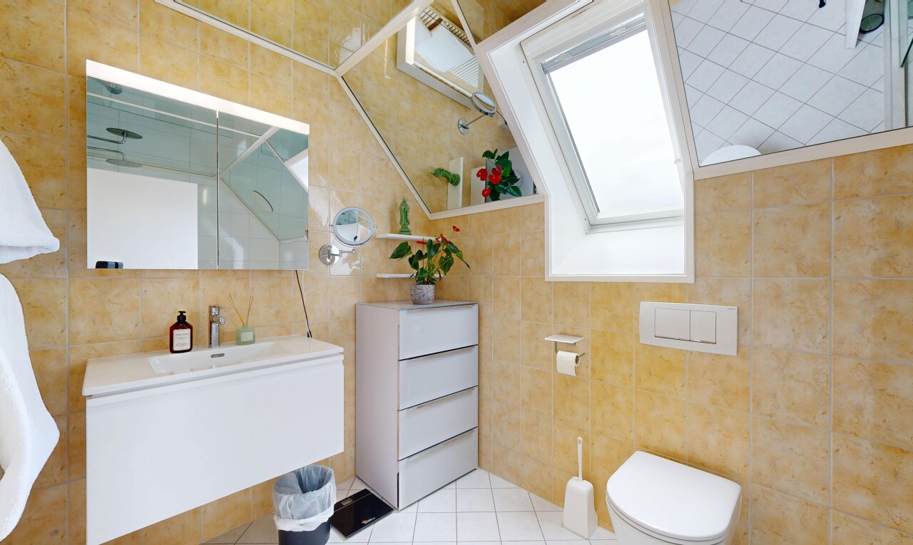 salle de bains avec miroir, lumière naturelle, natural light, évier, et lavabo (ou coiffeuse selon le contexte)