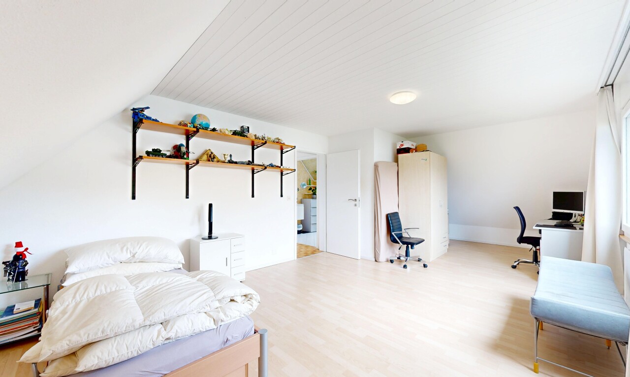 salon avec espace bureau, wood finish floor, sol en finition bois, drywall, et cloison sèche