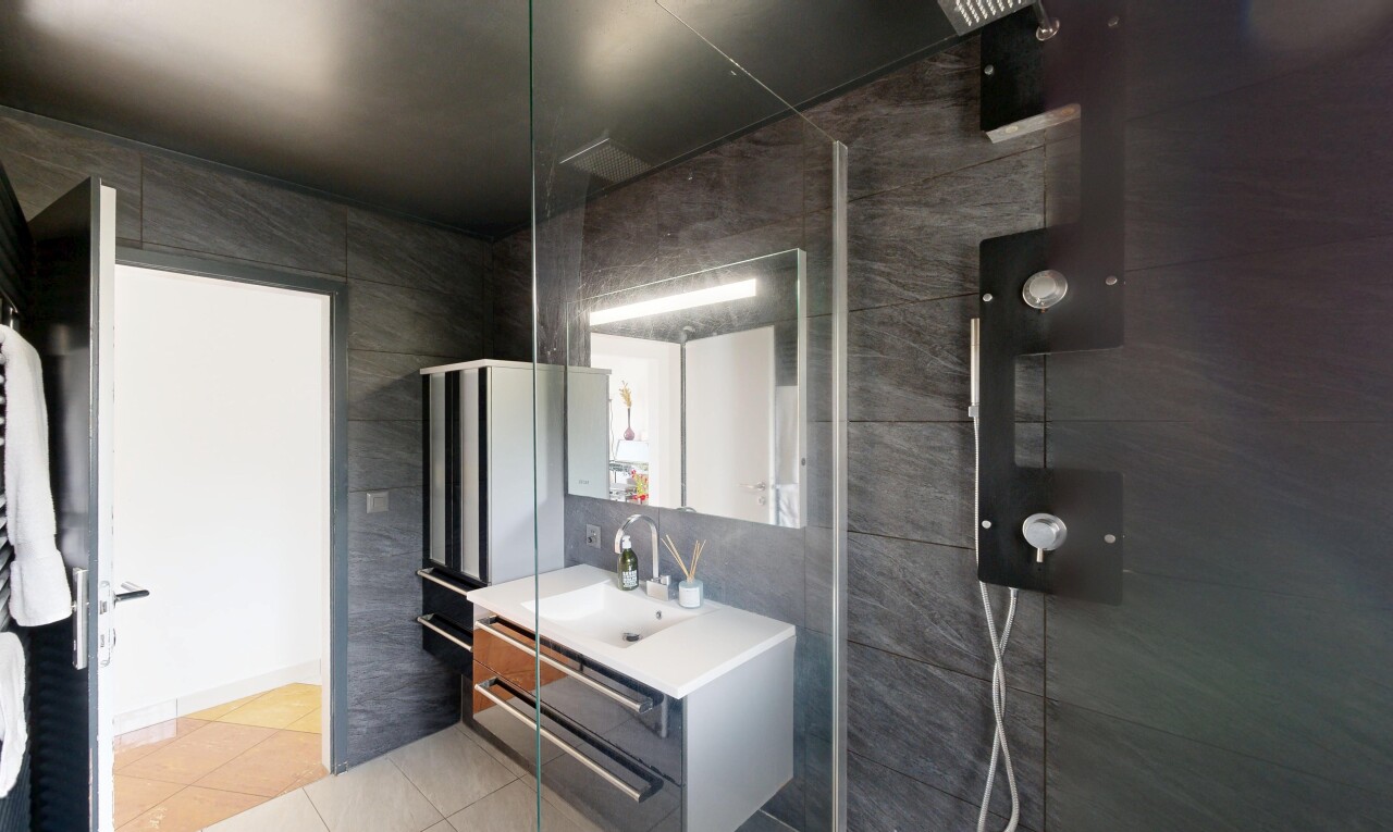 salle de bains avec mur en carrelage, tile wall, lavabo (ou coiffeuse selon le contexte), salle de bain complète, et sol en carrelage