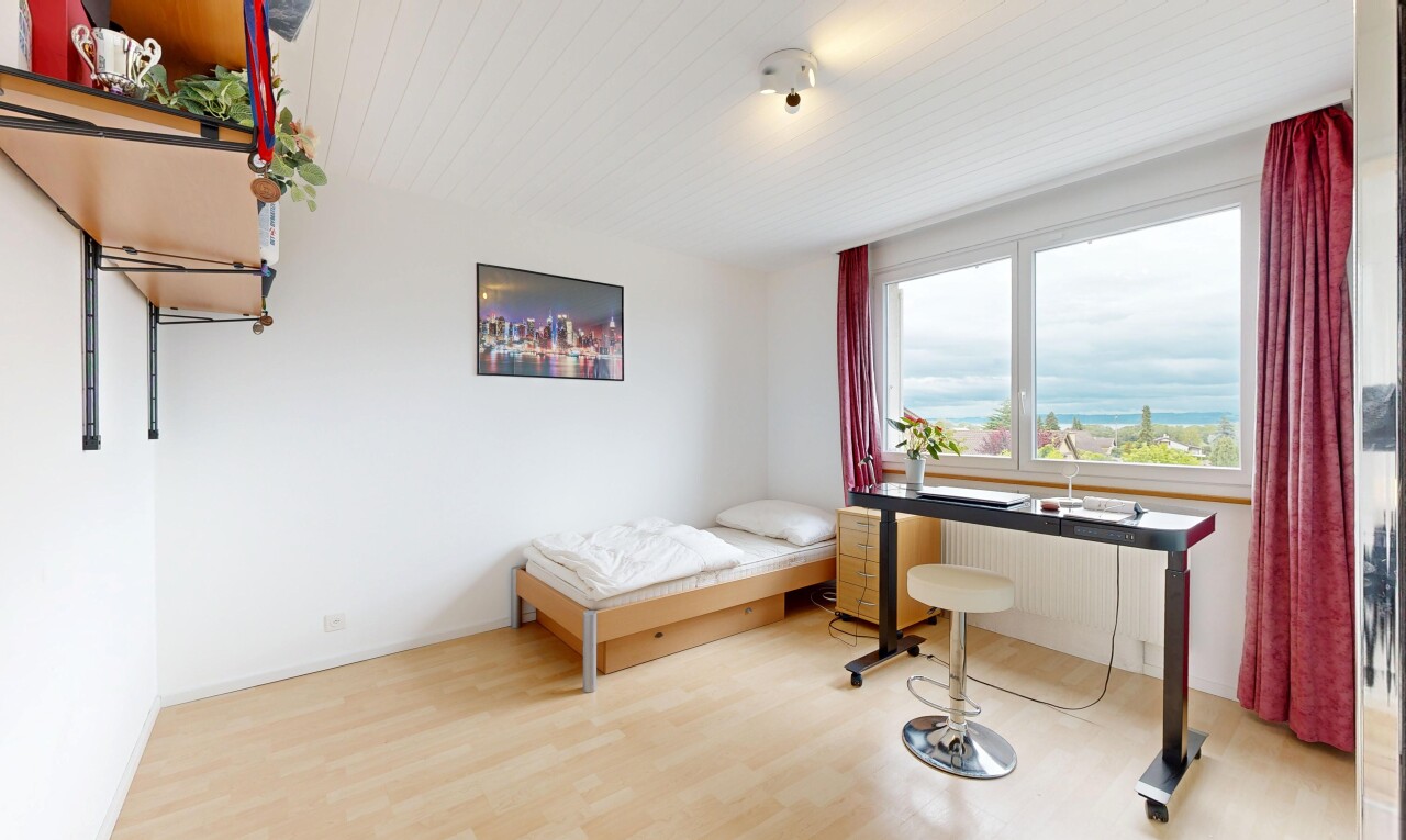 chambre avec sol en finition bois, wood finish floor, lumière naturelle, natural light, et inside property