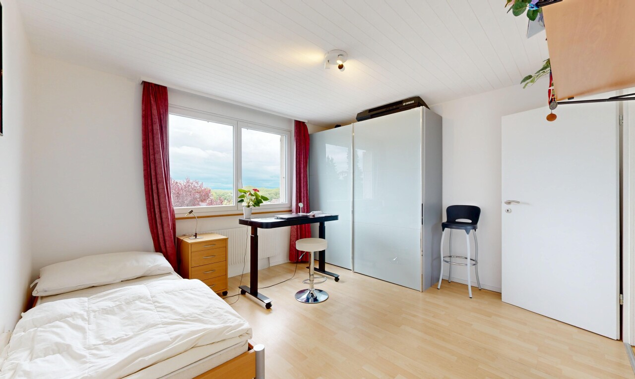 chambre avec natural light, lumière naturelle, drywall, cloison sèche, et wood finish floor