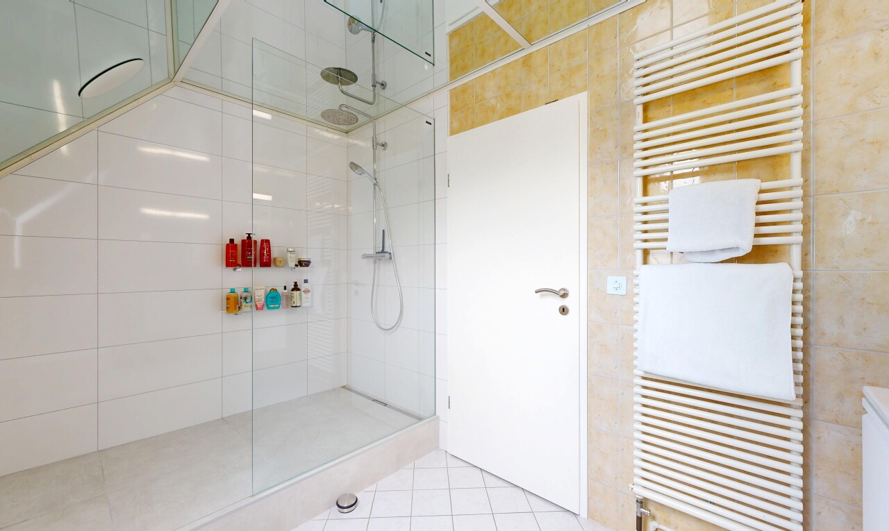 salle de bains avec chauffe-serviettes, radiateur, douche, salle de bain complète, et inside property
