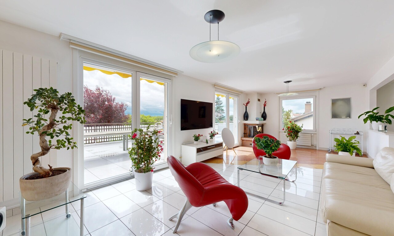 salon avec télévision, lumière naturelle, natural light, inside property, et cloison sèche
