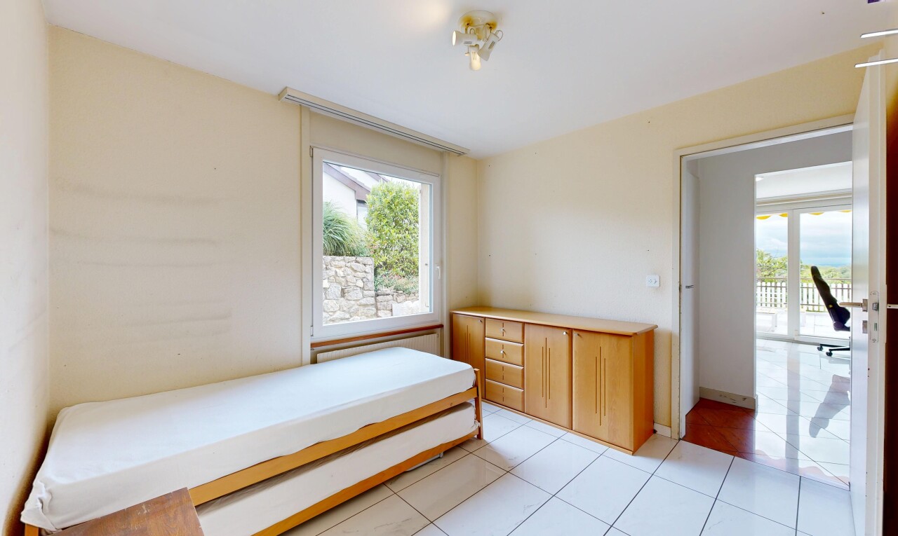 chambre avec cloison sèche, drywall, light floor, inside property, et lumière naturelle