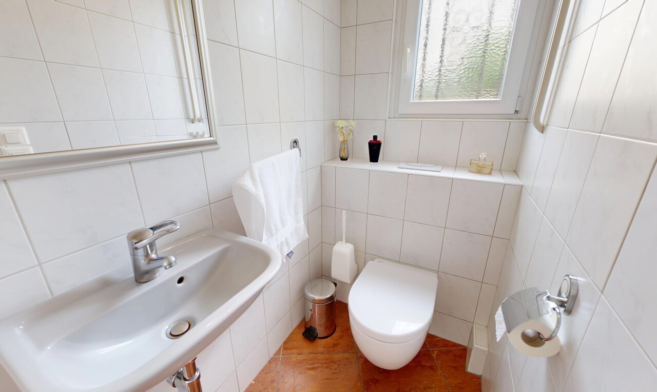salle de bains avec tile wall, mur en carrelage, évier, inside property, et miroir