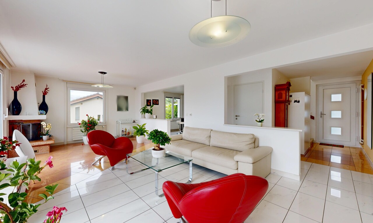 salon avec inside property, natural light, lumière naturelle, drywall, et cloison sèche