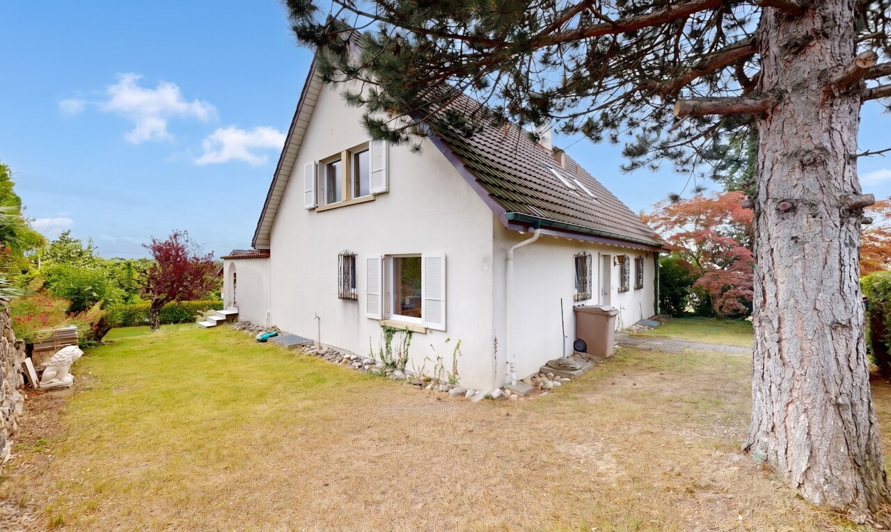 façade avec from property, pelouse, bardage en stuc, et day time