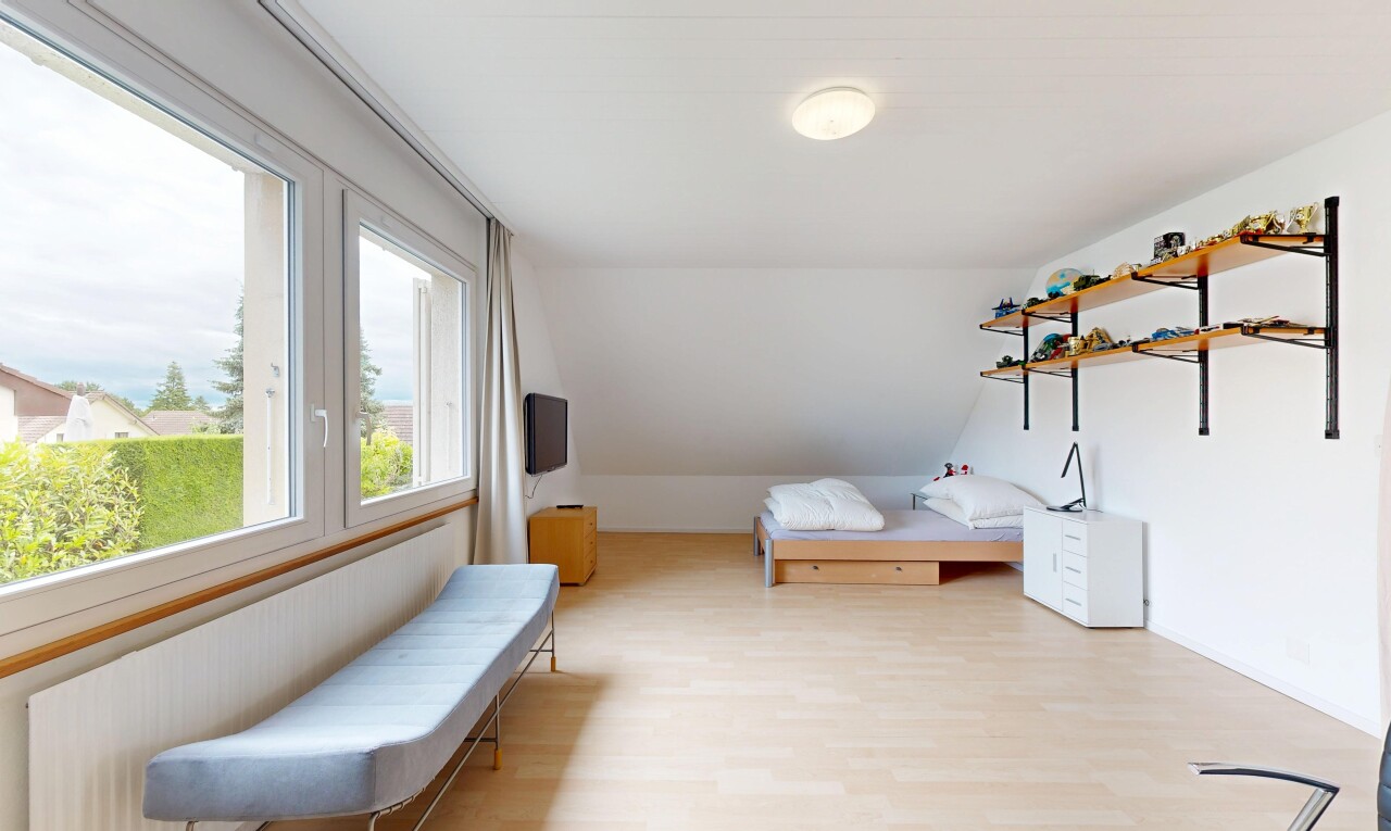 chambre avec inside property, wood finish floor, sol en finition bois, vaulted ceiling, et plafond voûté