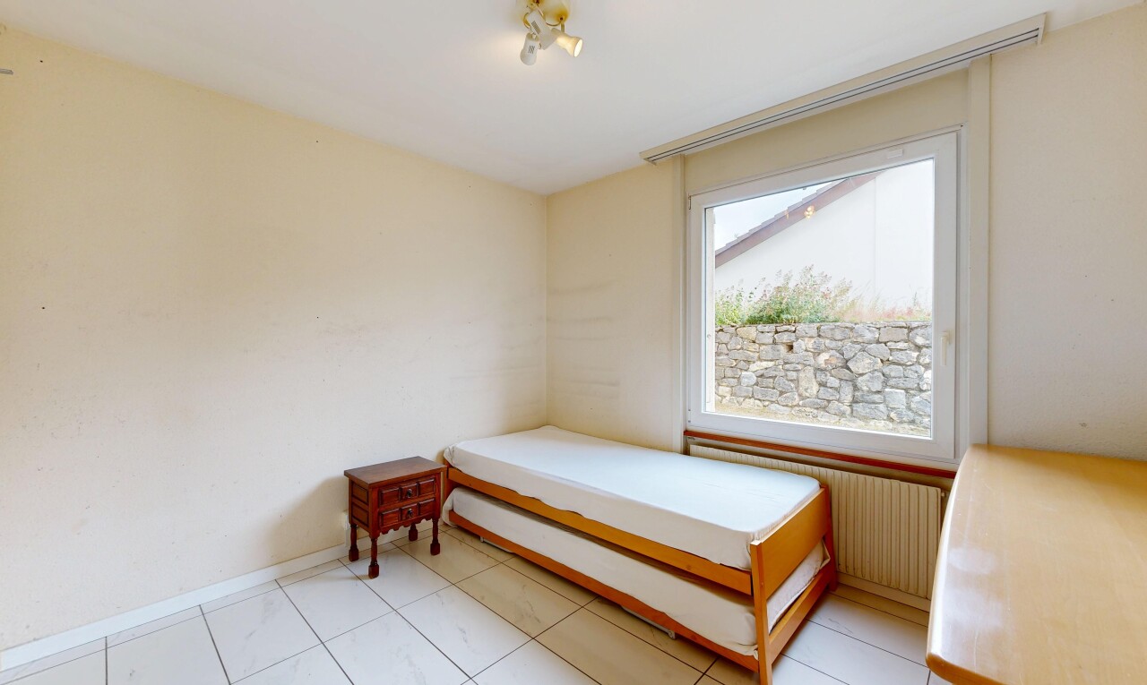 chambre avec plinthes murales, baseboards wall, inside property, light floor, et lumière naturelle