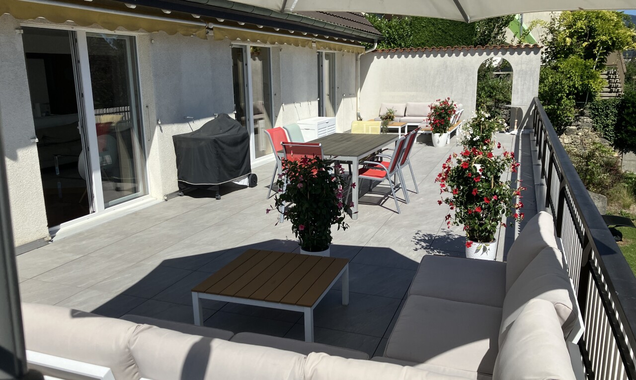 terrasse avec espace de vie extérieur, from property, gril, coin repas extérieur, et terrasse