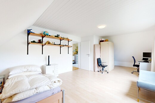 salon avec espace bureau, wood finish floor, sol en finition bois, drywall, et cloison sèche
