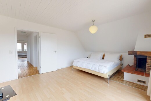 chambre avec inside property, wood finish floor, sol en finition bois, drywall, et cloison sèche