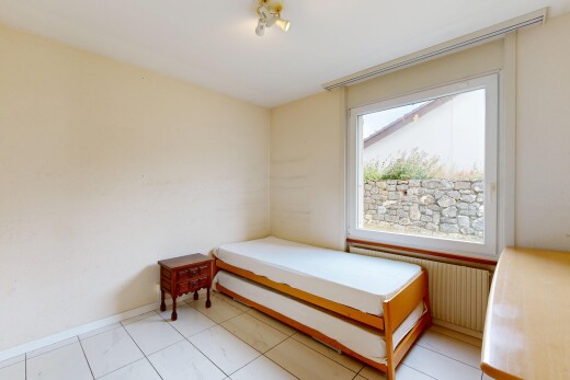 chambre avec plinthes murales, baseboards wall, inside property, light floor, et lumière naturelle
