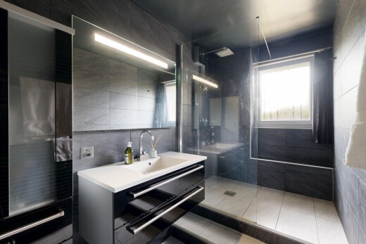 salle de bains avec lavabo (ou coiffeuse selon le contexte), tile wall, mur en carrelage, light floor, et salle de bain complète