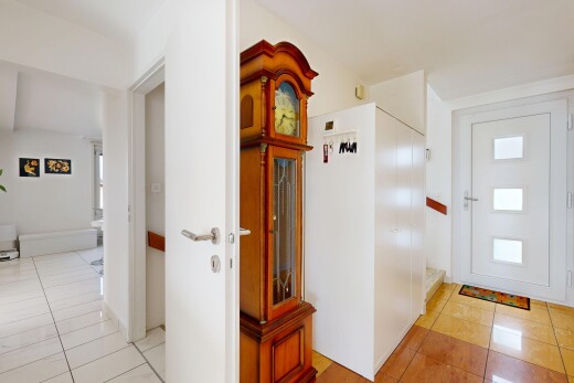couloir avec sol en carrelage, tile floor, cloison sèche, drywall, et inside property
