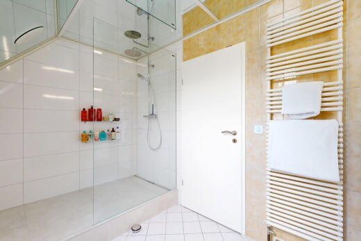 salle de bains avec chauffe-serviettes, radiateur, douche, salle de bain complète, et inside property