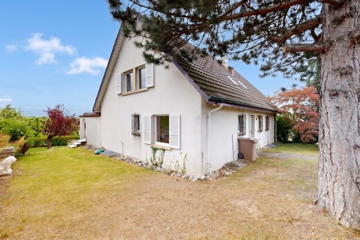 façade avec from property, pelouse, bardage en stuc, et day time