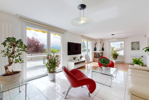 salon avec télévision, lumière naturelle, natural light, inside property, et cloison sèche