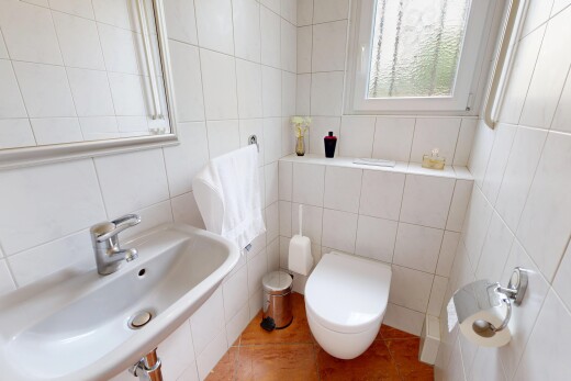 salle de bains avec tile wall, mur en carrelage, évier, inside property, et miroir